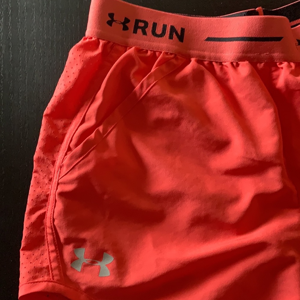 Under Armor RUN shorts, extra small - Picture 3 of 6